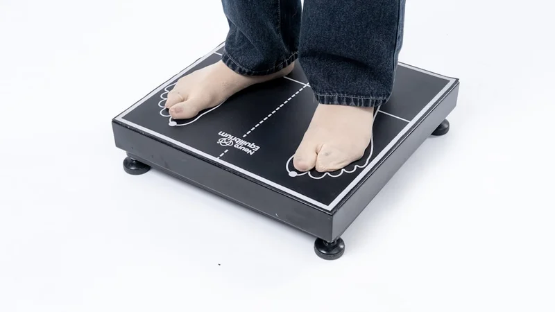 발 접촉식 체중계로 발을 올려 측정하는 모습