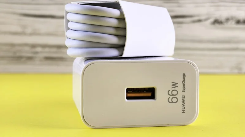 벽면 콘센트에 꽂힌 USB 충전 어댑터와 케이블