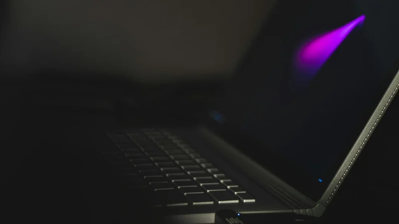 노트북 USB 포트에 외장 기기가 꽂혀 있는 모습