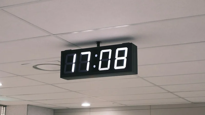 시차적응을 상징하는 공항 시계 이미지