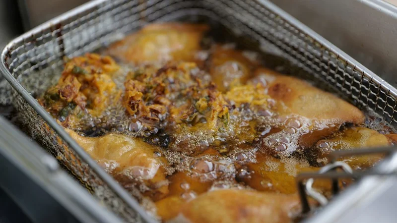 바스켓을 빼낸 에어프라이어 안에서 노릇하게 익은 감자튀김