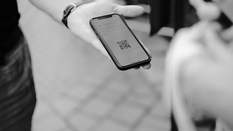 QR 코드를 스마트폰 카메라로 스캔하는 장면