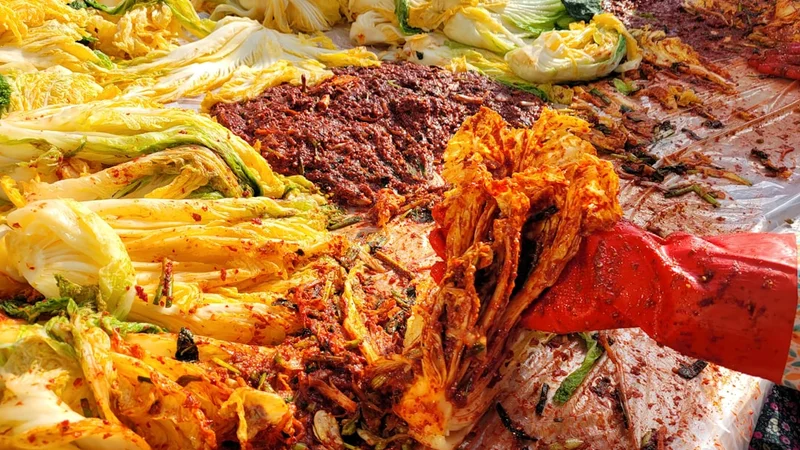마당에서 김장하는 모습