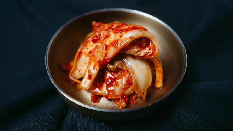 배추김치와 깍두기가 담긴 용기