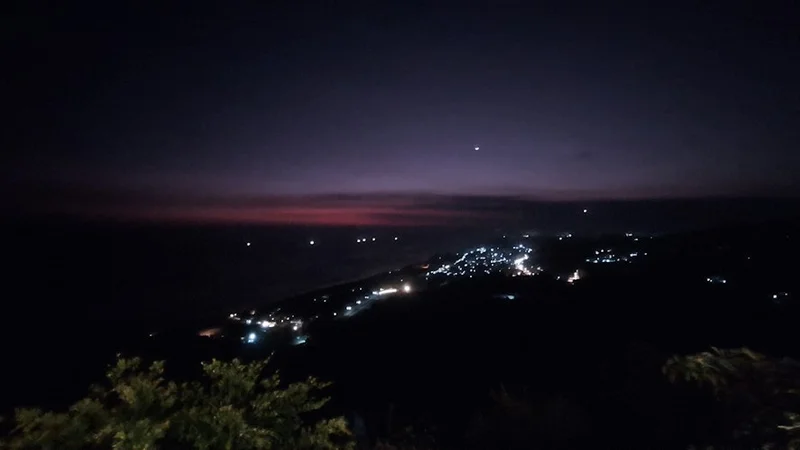 축제가 끝난 뒤 해안 도로를 따라 걸어서 귀가하는 사람들