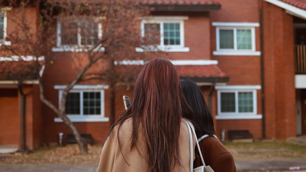 내집마련 - 한국 가족이 새 집을 고르는 모습