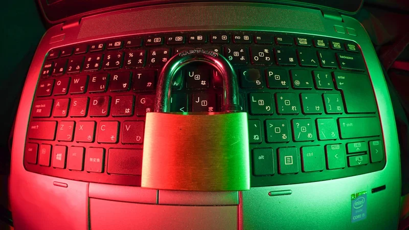 전세사기 예방 - 전세보증보험 가입을 위해 서류를 준비하는 손길